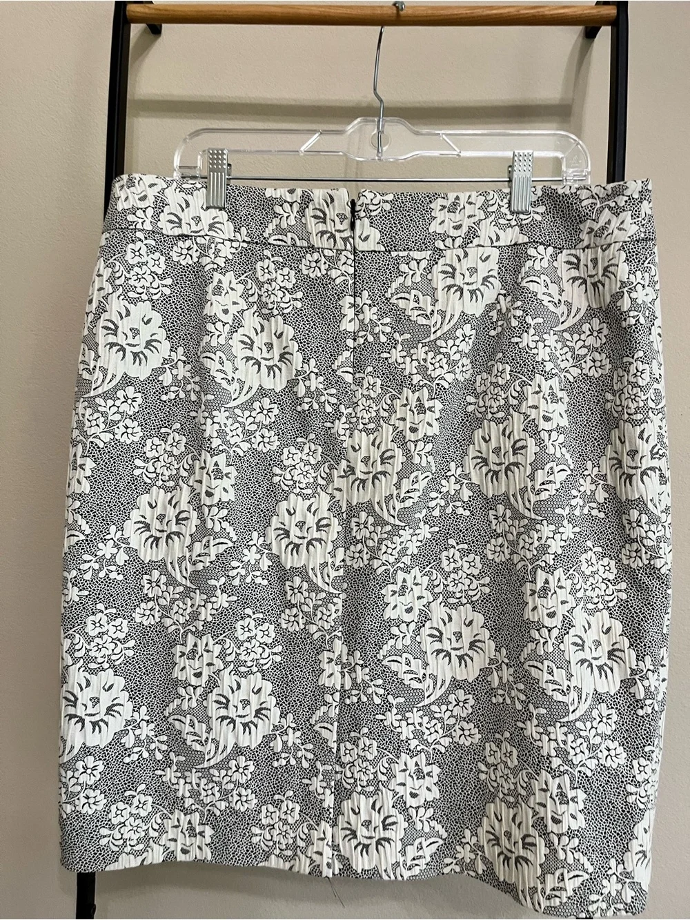 Ann Taylor Floral Textured Pencil Skirt w/ Back Slit - Size 14